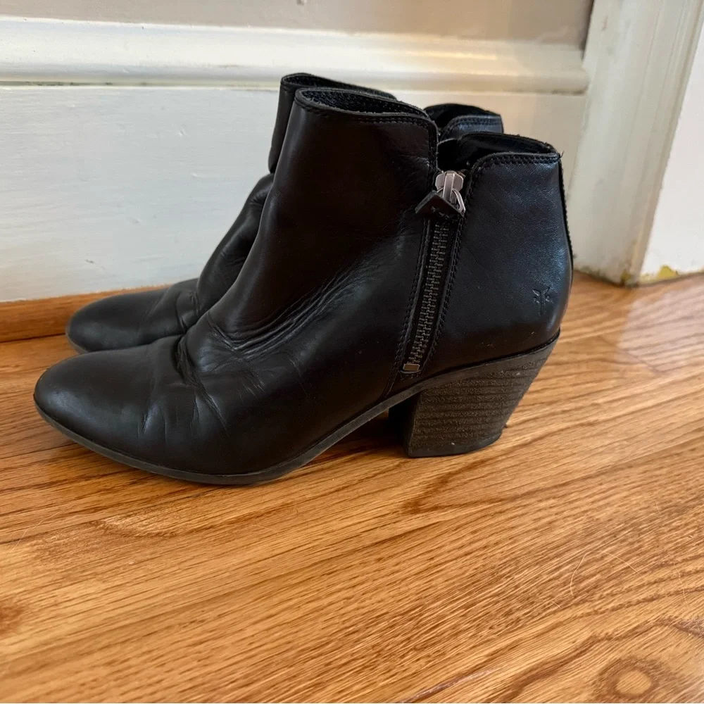 Frye Judith Double Zip Black Ankle Boots | Size 7 - Picture 5 of 6